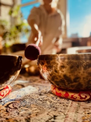 Photo of Vicki Tseng of FFloy NYC performing a sound bath experience